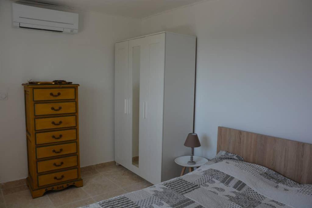 La Venturonne Appartement Neuf Rez De Jardin 45 M2 Vue Mer Et Vignes 10 Mn Des Plages Le Beausset Luaran gambar