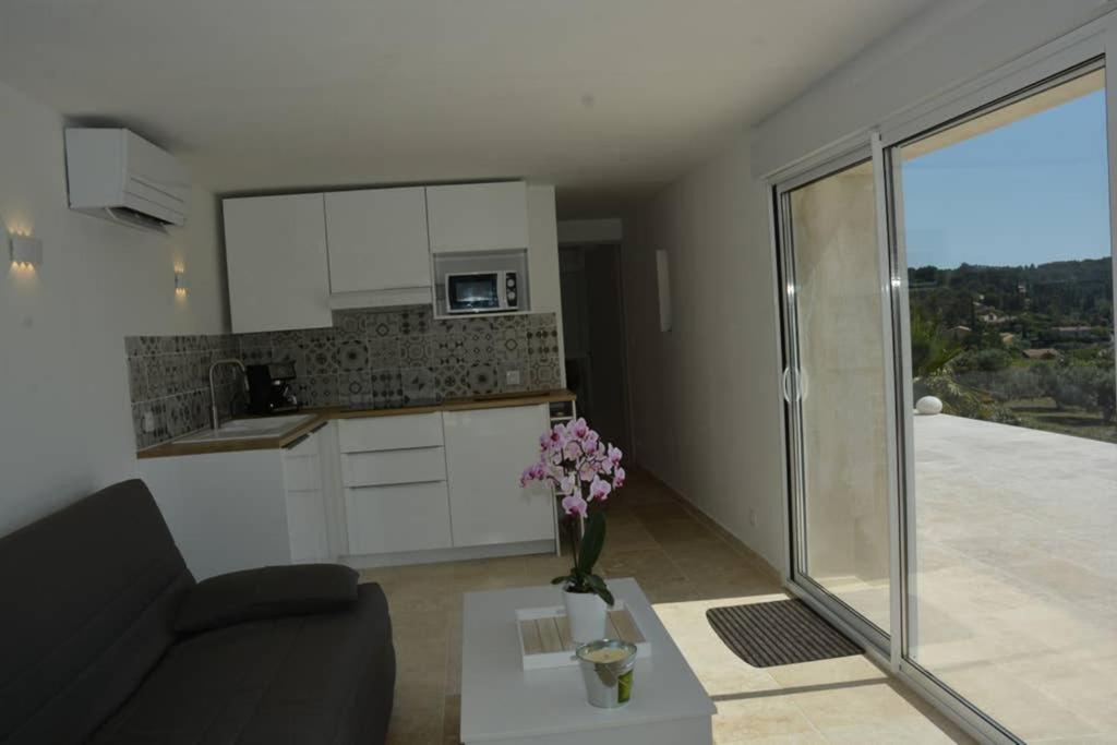 La Venturonne Appartement Neuf Rez De Jardin 45 M2 Vue Mer Et Vignes 10 Mn Des Plages Le Beausset Luaran gambar